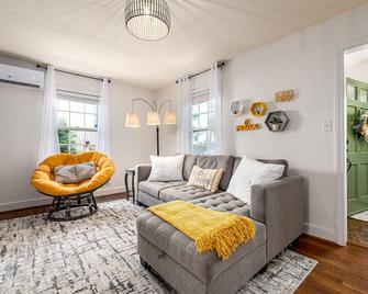 NEW! Cheerful 2 bd bungalow with hot tub. Must see! - Waynesboro - Living room