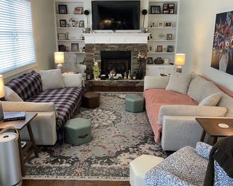 Cozy Modern Cottage Style Home minutes from VT, RU, Christiansburg Aquatic Cente - Christiansburg - Lounge