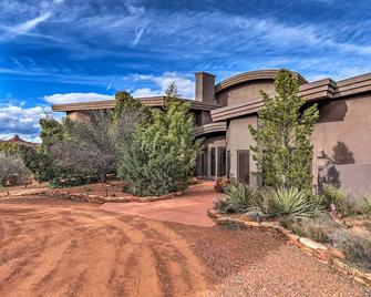 Private Patio and Red Rock Views Sedona Apt! - Sedona - Vista esterna