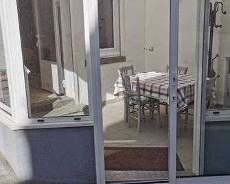 Apartment with parking 5 minutes from the Zenith. Pets allowed. - Cournon-d'Auvergne - Balcon