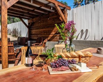 Fiorella Sofia-Vine Cottages-Just Minutes from the Heart of Downtown! - Paso Robles - Patio