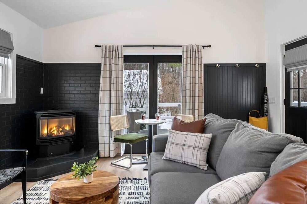 Artist Bluff: Chic 1br Retreat | King Bed, Fireplace, Private Access - Lincoln - Sala de estar