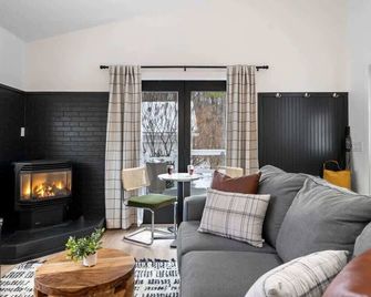 Artist Bluff: Chic 1br Retreat | King Bed, Fireplace, Private Access - Lincoln - Soggiorno