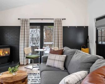 Artist Bluff: Chic 1br Retreat | King Bed, Fireplace, Private Access - Lincoln - Sala de estar