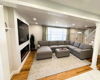 Newly Renovated 4 Bedroom House - Enfield - Living room