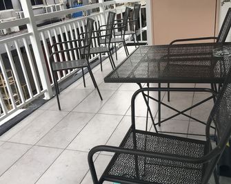 Signel Hostel - קוטה קינבאלו - מרפסת