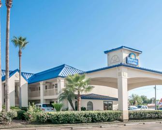 Days Inn & Suites by Wyndham Winnie - Winnie - Building