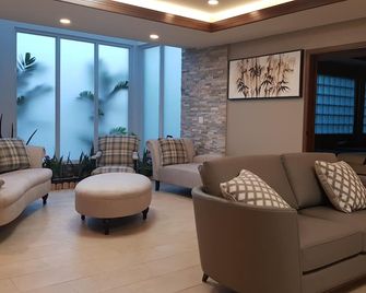 Surfrider Resort Hotel - Garapan - טרקלין