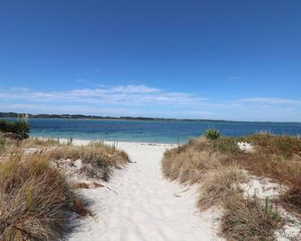'The Bach' Relaxed Holiday Accommodation Kaimaumau - Waipapakauri - Strand