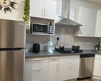 Spacious 3 bedrooms townhome in amazing Jersey City with AC, WiFi Near NYC - Jersey City - Kitchen