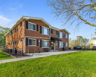 Modern Cozy 2b apt in Shelby Twp - Utica - Building
