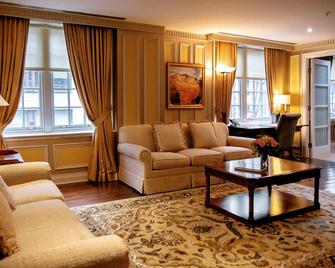 Windsor Arms Hotel - Toronto - Living room