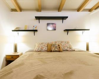 Monterey craftsman style home with vaulted exposed-beams ceiling hardwood floor - Seaside - Bedroom