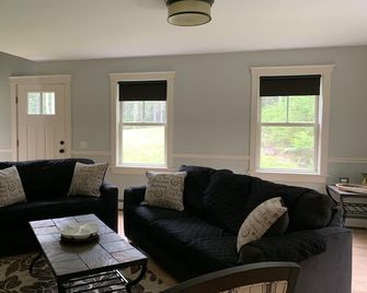 Newly built and fresh vacation home tucked in the woods of Mount Desert. - Mount Desert - Sala de estar
