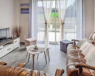 3 Bedroom Awesome Home In Saint-Carreuc - Saint-Carreuc - Sala de estar
