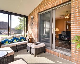 Tonawanda Vacation Rental ~ 13 Mi to Niagara Falls - Tonawanda - Living room