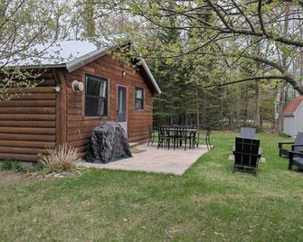 Charming 1-bedroom cabin, quiet neighborhood in Grand Marais, pet friendly - Grand Marais - Patio