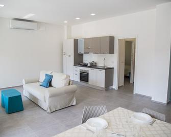 Rivabella Suite Apartments - Rimini - Huiskamer