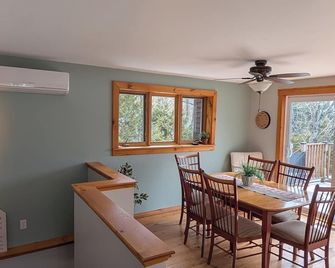 Nature cottage on Lake Lyster - Kayak & Spa - Coaticook - Salle à manger