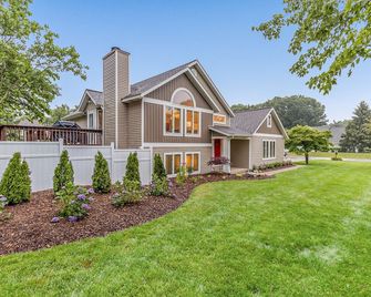 Beautiful home, quiet neighborhood w hot tub. Close to shopping, beach & trails. - Holland - Building