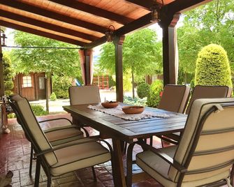 Self catering Cabaña de madera El Salse for 8 people - Banyeres de Mariola - Patio