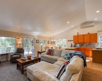 Spacious waterfront home with hot tub, large decks, kayaks, and beach access - Gig Harbor - Sala de estar