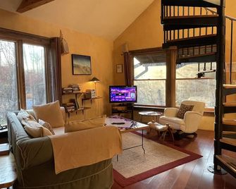 A Romantic Escape, Woodstock Barn by A Stream with Hot Tub - Woodstock - Wohnzimmer