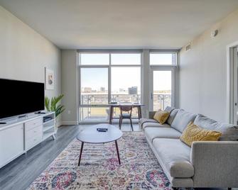 Delightful Fairfax 1BR w/ Pool, W/D & Gym, nr Theater, by Blueground - Tysons - Living room