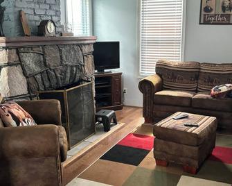 Charming 2-bedroom house on acreage in Ellsworth with stone fireplace and WiFi - Ellsworth - Sala de estar