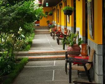 Hotel Cacique Inn - Panajachel - Patio