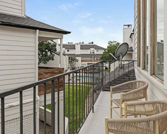 Landing at Axis Waterfront - 1 Bedroom in Downtown Benbrook - Fort Worth - Balcony