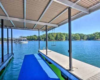 Charming lakehouse on Lake Lanier with easy walk to the water - Buford