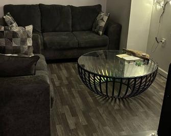 420 Friendly secluded getaway - pets welcome - Brownstown - Living room