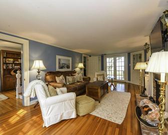 Waterfront Estate on Shelter Island - 200 Feet of Waterfront - 100 Foot Dock - Shelter Island - Sala de estar