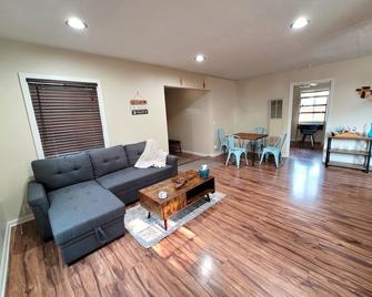 Cozy Cottage, Large Fenced Yard, Close to Yosemite, Bass Lake - Mariposa - Salon