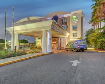 Holiday Inn Express & Suites Tampa -Usf-Busch Gardens - Tampa - Edificio
