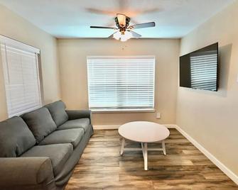 Blanco County Inn & Guesthouses - Blanco - Living room