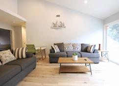 Fast Wifi, Backyard, Single Story, Ev Charger. (Fig Perch) - Mission Viejo - Living room