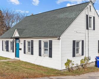 Sweet & Cozy Studio Apartment - South Burlington - Building