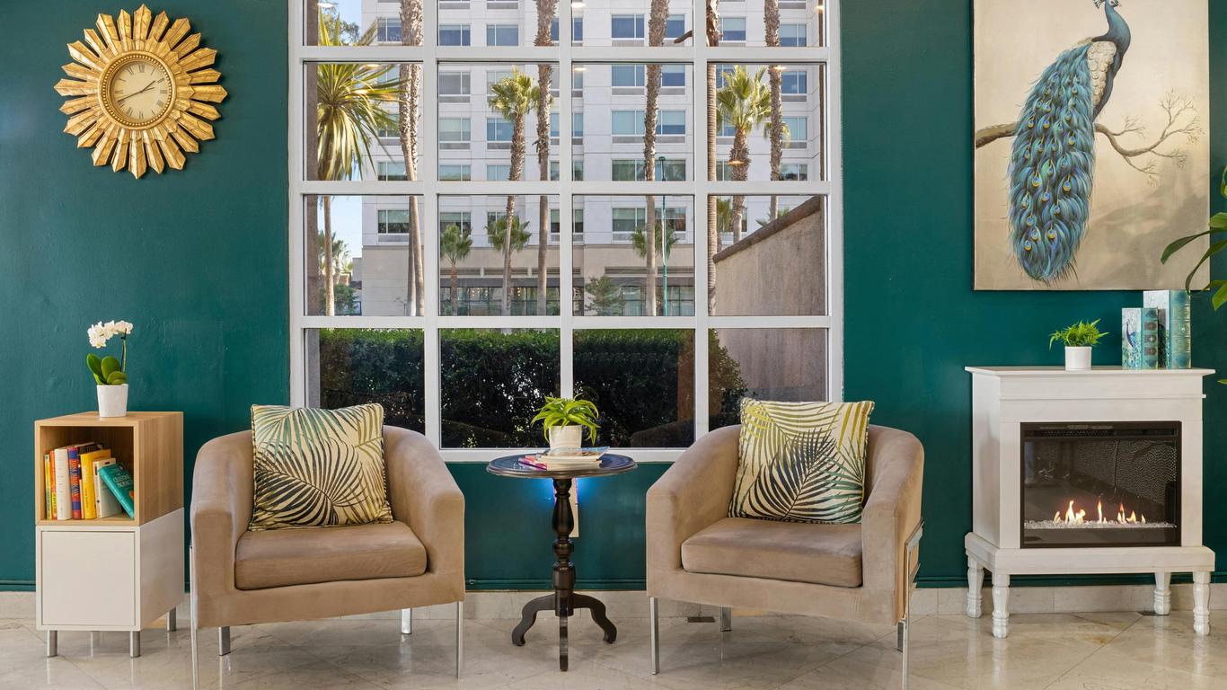 Peacock Suites