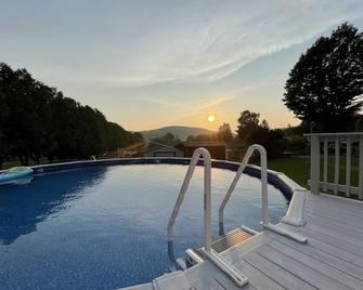 Cozy County Home - Richfield Springs - Piscina