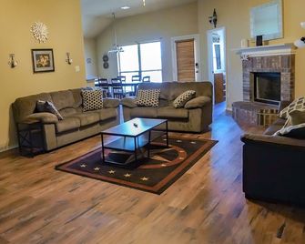 Bonnie's Far West SA Home for 10 with EV Charger - Helotes - Sala de estar