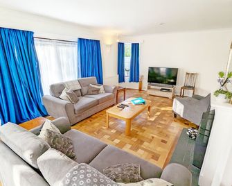 Bay House, Aldwick Bay - sleeps 7 guests in 4 bedrooms - Bognor Regis - Living room