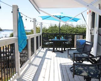 Pebble Oceanside Rv Retreat – Waterfront Hot Tub & Deck - Mahone Bay - Balkón