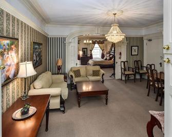The Noble Suites - Brockville - Living room