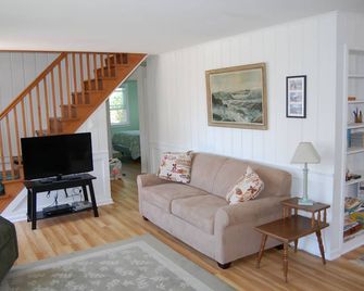 4-minute walk to beach, Cute Cape Cod in Beach Block Full Refunds/cancellations - Beach Haven - Вітальня