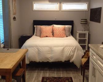 Studio Apartment. Private entrance. 1mile to A&M. Monthly discounted rates. - College Station - Bedroom