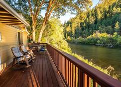 Romantic & private cabin on Rogue River, 1 hr from Crater Lake - Trail - Balcony