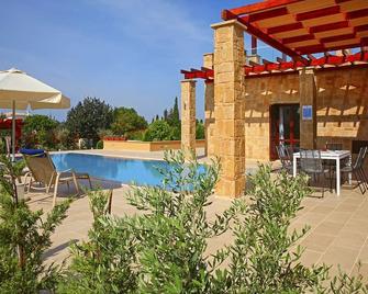 Villa Axis - Three Bedroom Resort, Sleeps 6 - Kouklia - Pool