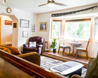 Uniquely Alaskan Vacation Home - Wasilla - Huiskamer